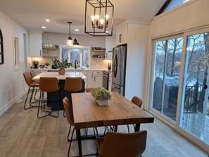 Dining - NEW! Island View Lakehouse (Dent)