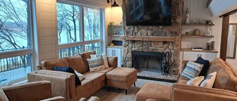 Een open haard en boeken