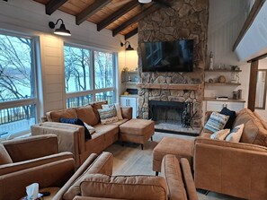 Fireplace, books - NEW! Island View Lakehouse (Dent)