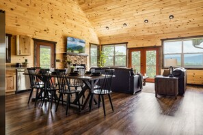 Smart TV, caminetto, tavolo da calcetto, libri