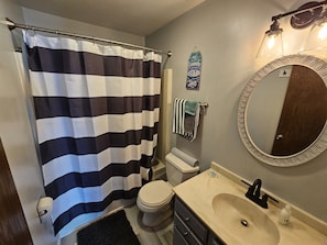 Combined shower/tub, hair dryer, towels