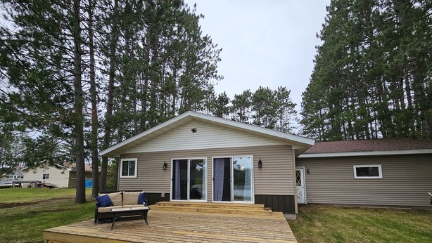 Een gelijkvloers huis met terras, overdekte patio en een kleine garage.