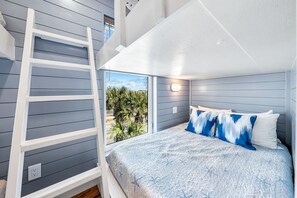 6 bedrooms, desk, iron/ironing board, free WiFi