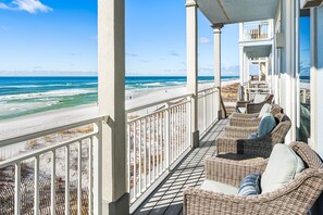On the beach - LUXURY HOUSE ON PRIVATE BEACH: Gulf Front Hot Tub, 5 King Suites, Beach Svc (Miramar Beach)
