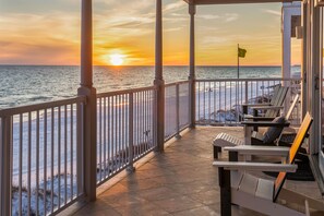 Property grounds - Luxury on the Beach: Private Pool, Beachfront, 5 Kings, Beach Svc (Miramar Beach)