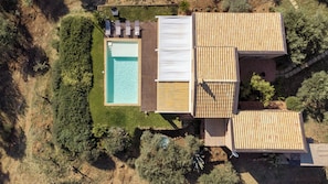 An aerial view of a property with a swimming pool, a covered patio, and a garden area. - Baglio di Verre (Menfi)