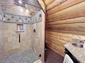 Shower, hair dryer, towels, soap - 8 min walk to village,Cozy, heater,A.C, fireplace, 5 min drive to mountain high (Wrightwood)