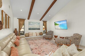 Smart TV, books - Winter Escape! Heated Pool + Spa / 2 King Suites / 5 star experience (Fort Myers)