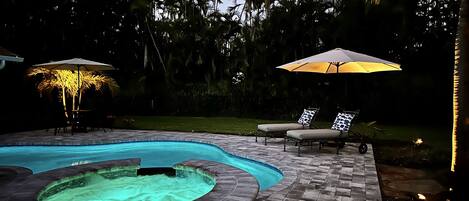 Una piscina al aire libre, una piscina climatizada