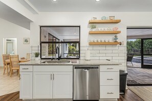 Fridge, microwave, oven, stovetop - Winter Escape! Heated Pool + Spa / 2 King Suites / 5 star experience (Fort Myers)