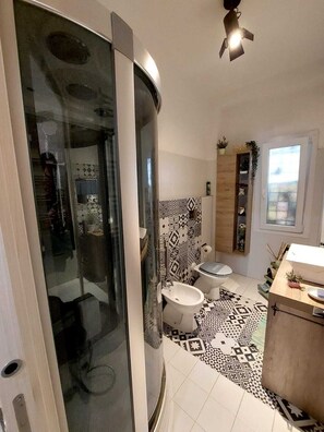 Shower, hair dryer, bidet, towels - Roman Holidays (Roma)