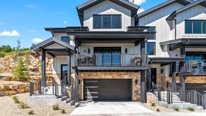 Exterior - KBM Resorts Canyons Village Luxurious 5bdrm, Pool Table and TV Room, Chefs Kitchen, Wi-fi! (Park City)