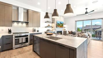 Lemari es, microwave, oven, dan kompor