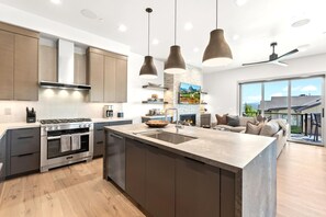 Refrigerador, microondas, horno, placa de cocina