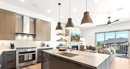KBM Resorts Canyons Village Luxurious 5bdrm, Pool Table and TV Room, Chefs Kitchen, Wi-fi!