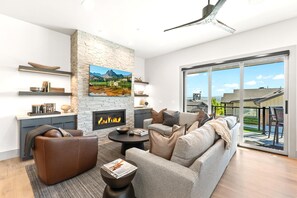 Televisión, chimenea, consola de videojuegos