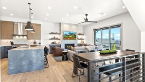 Interior - KBM Resorts Canyons Village Luxurious 5bdrm, Pool Table and TV Room, Chefs Kitchen, Wi-fi! (Park City)