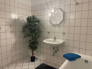 ヘアドライヤー、タオル、石鹸、トイレットペーパー