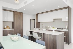 Dining - Level South Hill- Stylish Two Bedroom Executive Suite In DTLA (Los Angeles)
