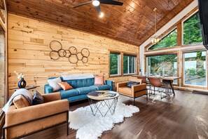 Smart TV, fireplace, ping pong, books - Summer Sunrises / Spa Cabin, Hot Tub, Mtn Views (Gatlinburg)