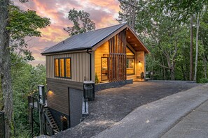 Exterior - Summer Sunrises / Spa Cabin, Hot Tub, Mtn Views (Gatlinburg)