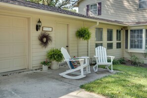 Terrace/patio - Charming Villisca Getaway w/ Screened Porch! (Villisca)