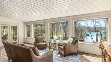 Smart TV, caminetto, lettore DVD, tavolo da calcetto