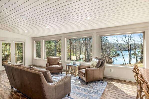 TV connectée, cheminée, lecteur de DVD, baby-foot