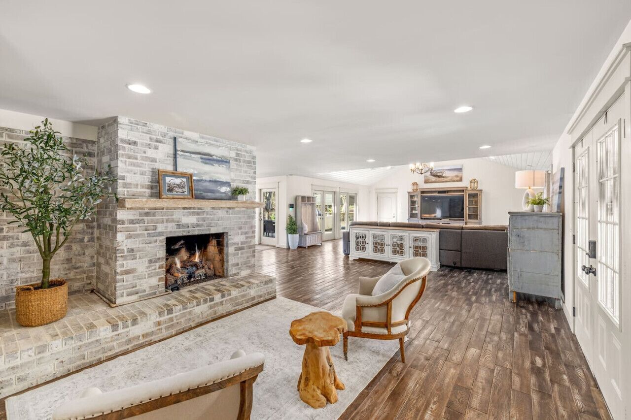 Smart TV, fireplace, DVD player, table football