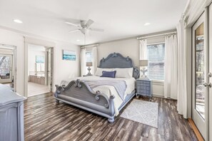 5 habitaciones, escritorio y tabla de planchar con plancha