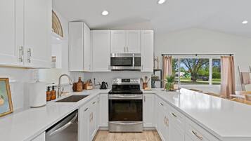 Een koelkast, een microgolfoven, een oven, een kookplaat