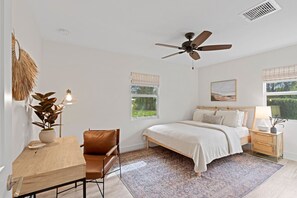 5 habitaciones, escritorio y tabla de planchar con plancha