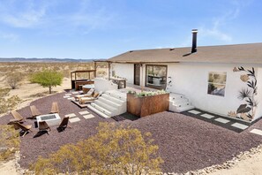 Terrace/patio - 🌟🌵 Desert Moon - Serene Desert Views & Design 🌵🌟 (Joshua Tree)