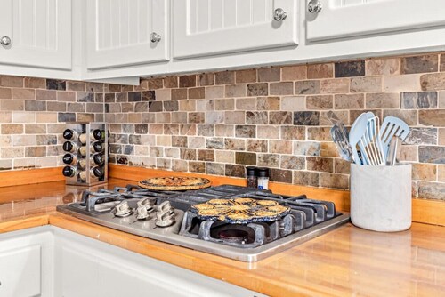 Downtown, Near Train, Shops & Eats, Thanksgiving