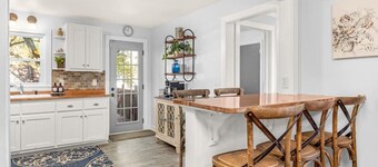 Charming Downtown Buford | Walk to Eats & Shops