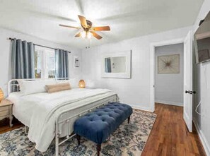 3 bedrooms, desk, iron/ironing board, travel crib