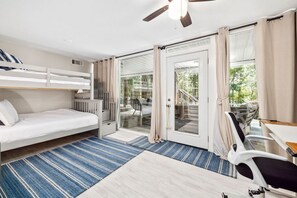 5 quartos, escrivaninha, ferros/tábuas de passar roupa, berço de viagem