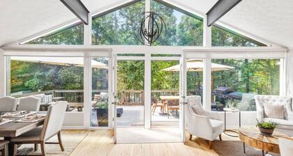 Modern Lakefront • Golden Views & Fall Feels