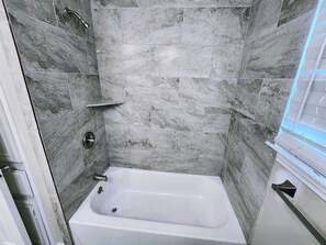 Een haardroger, handdoeken, zeep, shampoo