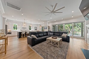 Smart TV, chimenea y estéreo 