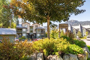 Exterior - Walk to Creekside Gondola | BBQ | Pets | Free parking (Whistler)