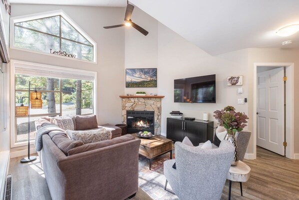 TV, fireplace