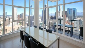 Ruime kamer met grote ramen en uitzicht over de stad.