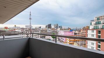 Signature Suite, 1 King Bed, Garden View | Terrace/patio