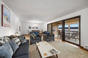 Smart TV, fireplace - New* Lake Time - Crystal Beach - Lakefront - Beach - Seasonal Pool (McCall)