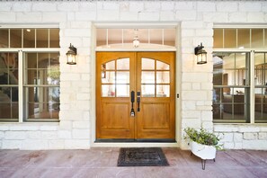 Exterior detail - Lake Travis Chic with MILES of views and Awesome amenities (Lago Vista)