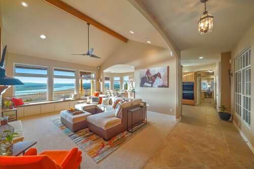 Lake Travis Chic with MILES of views and Awesome amenities