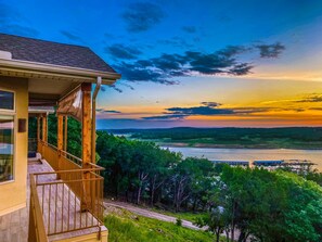 Terrace/patio - Lake Travis Chic with MILES of views and Awesome amenities (Lago Vista)