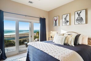 4 bedrooms, desk, iron/ironing board, travel crib - Lake Travis Chic with MILES of views and Awesome amenities (Lago Vista)