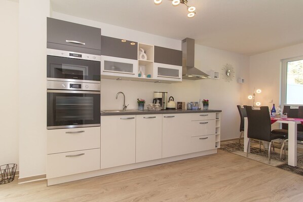 Ofen, Herdplatte, Geschirrspüler, Wasserkocher mit Kaffee-/Teezubehör